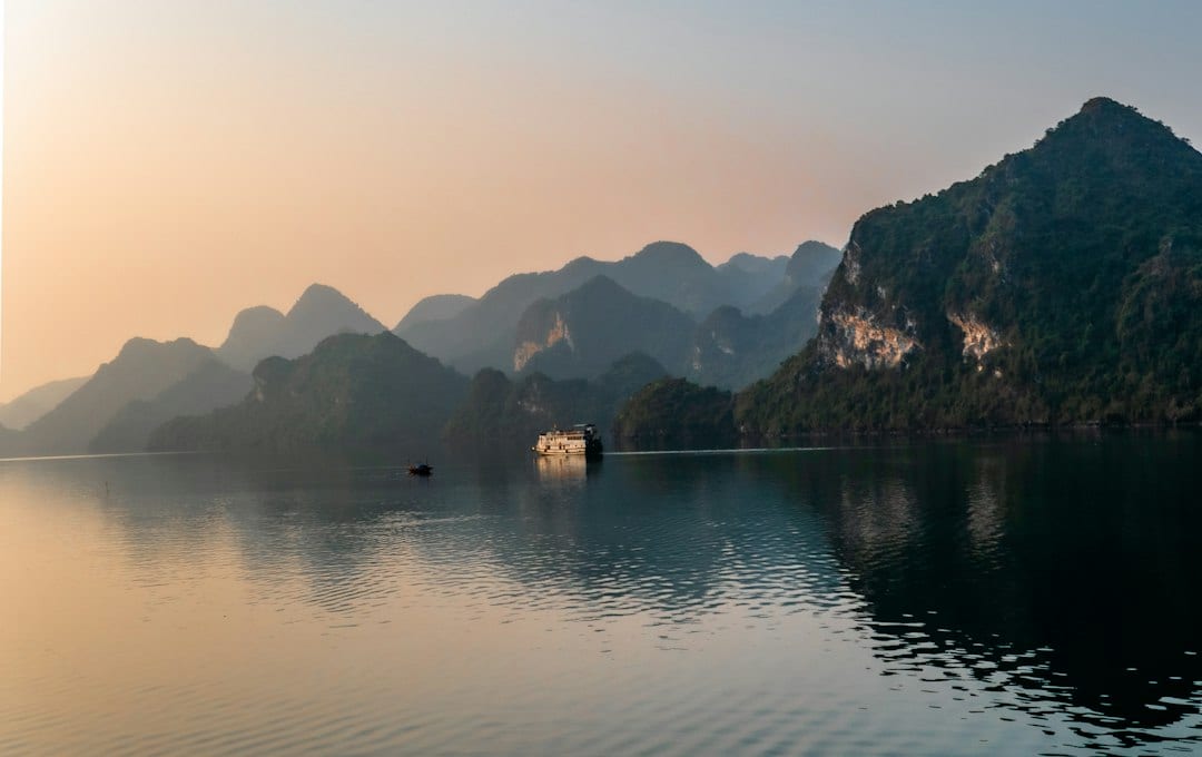Ha Long Bay sunrise with traditional junks among limestone karsts, a scenic highlight of a Vietnam 7-day itinerary for Filipino travelers from Hanoi to Ho Chi Minh