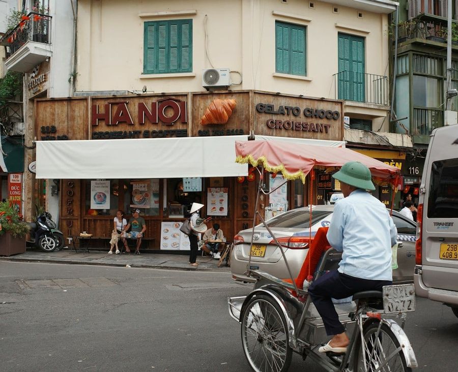 Hoi An street food scene with cao lau noodles and Vietnamese banh mi